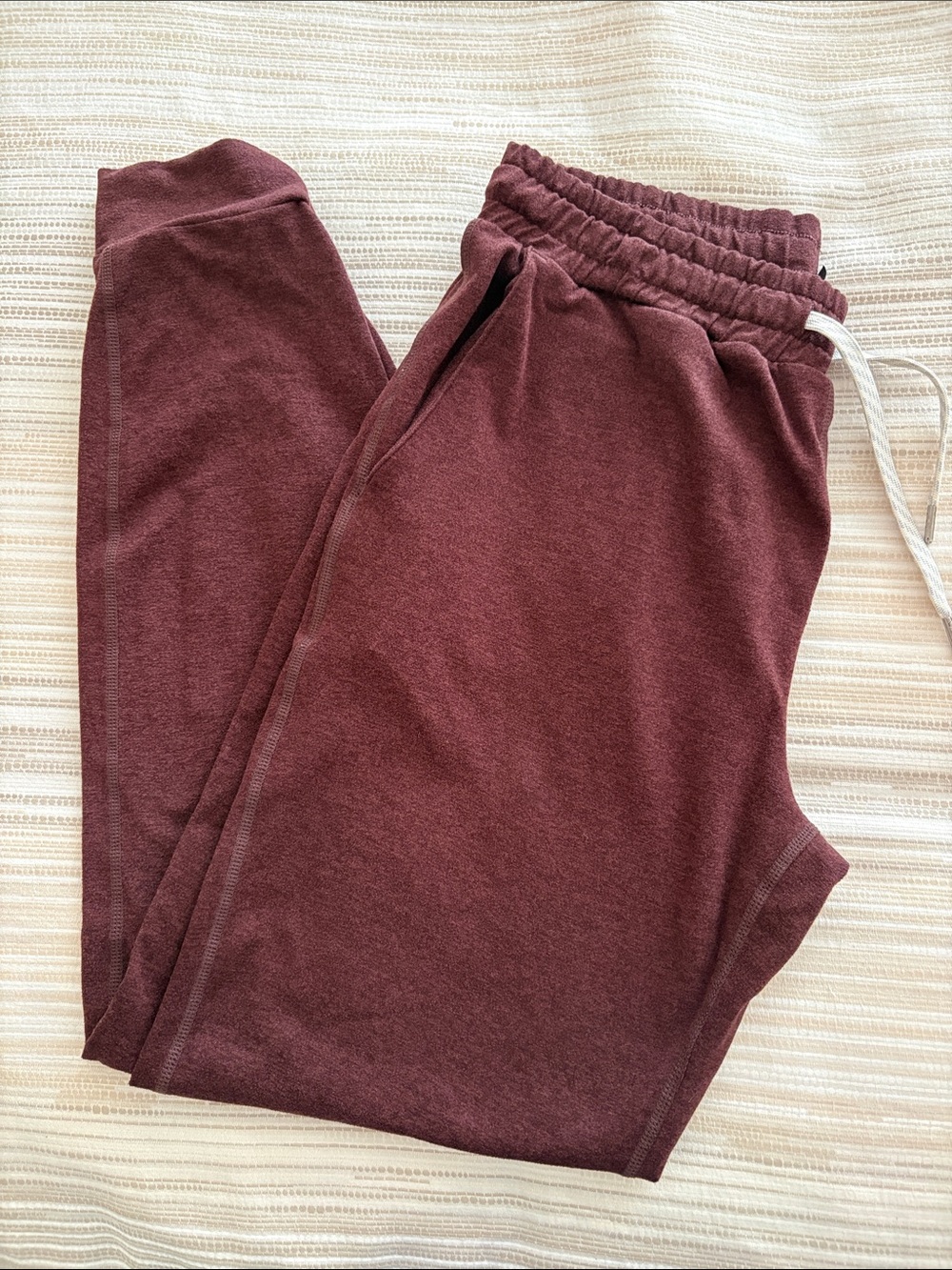 Women’s Vuori Maroon Performance Joggers.